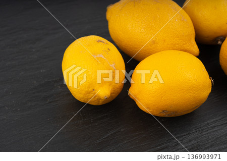 Old dried lemons. Fruits with darkened skins 136993971