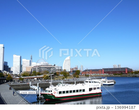 青空が広がるみなとみらいの風景 青空が広がるみなとみらいの風景 136994187