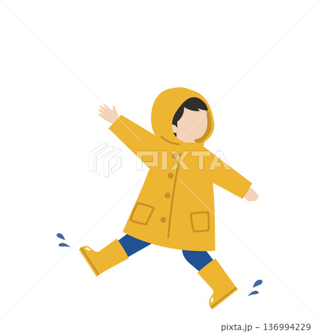 カッパと長靴で元気に歩く子供 136994229
