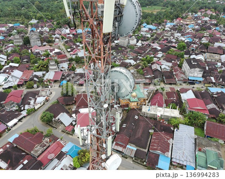 signal transmitter tower during the day 136994283