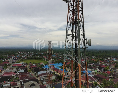 signal transmitter tower during the day 136994287