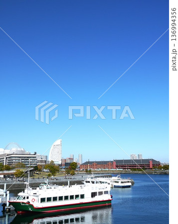 象の鼻パークから見た赤レンガ倉庫 136994356