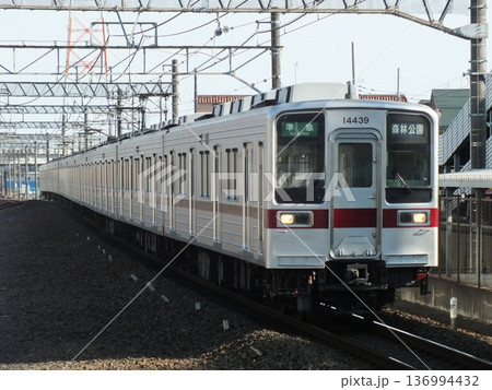 東武東上線を走る10030型(若葉駅にて撮影) 136994432