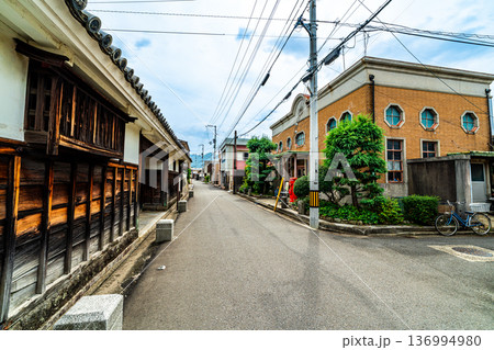 初秋の引田の街並み 讃岐街道と日下家長屋門と旧引田郵便局 香川県東かがわ市 初秋の引田の街並み 讃岐街道と日下家長屋門と旧引田郵便局 香川県東かがわ市 136994980