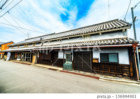 初秋の引田の街並み 讃岐街道と泉家住宅と松村家住宅 香川県東かがわ市 初秋の引田の街並み 讃岐街道と泉家住宅と松村家住宅 香川県東かがわ市 136994981