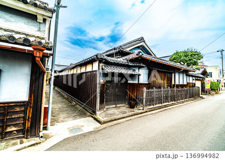 初秋の引田の街並み　通りと古民家4　香川県東かがわ市 136994982