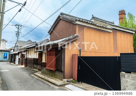 初秋の引田の街並み　讃州笠屋邸　香川県東かがわ市 136994986