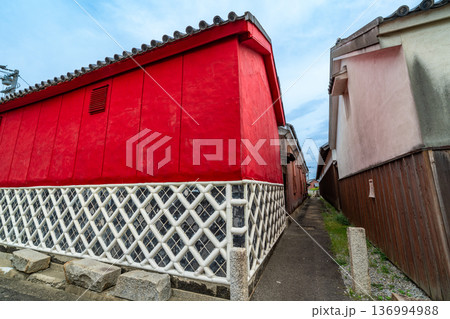 初秋の引田の街並み　かめびし屋と讃州井筒屋敷の土蔵と路地　香川県東かがわ市 136994988