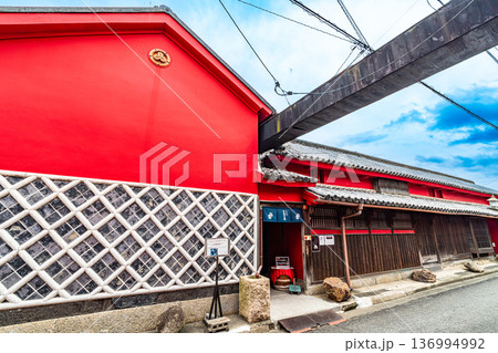 初秋の引田の街並み　かめびし屋の建造物群10　香川県東かがわ市 136994992