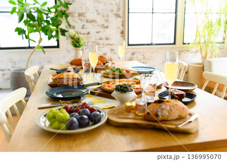 テーブルに並ぶご馳走 136995070