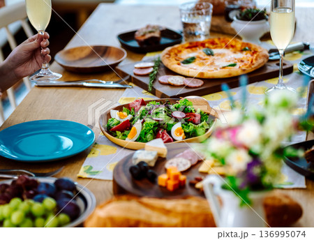 テーブルの上のごちそう 136995074