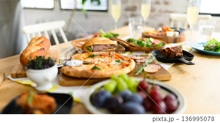 テーブルに並ぶごちそう 136995078