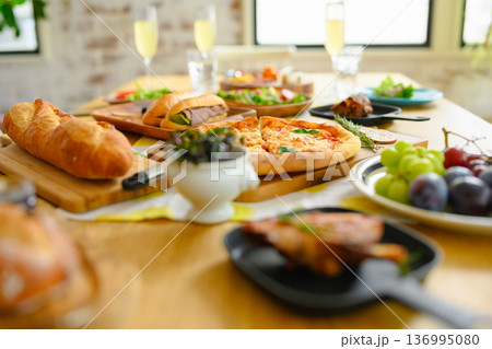 テーブルに並ぶごちそう 136995080