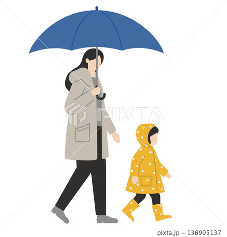 雨の日に並んで歩く親子 136995137