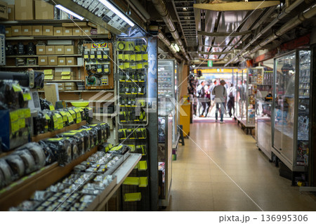 東京・秋葉原電気街 部品市場 東京・秋葉原電気街 部品市場 136995306
