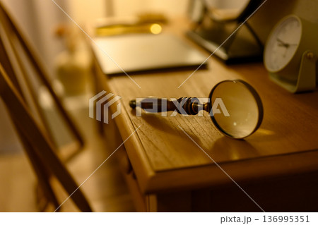 机上の虫眼鏡と時計 机上の虫眼鏡と時計 136995351