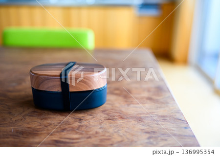 木製弁当箱 テーブルの上 136995354