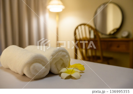 白いタオルと花 白いタオルと花 136995355