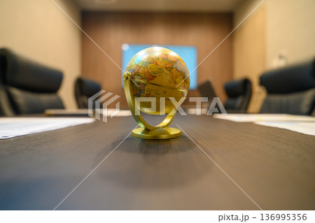 会議室の地球儀 136995356