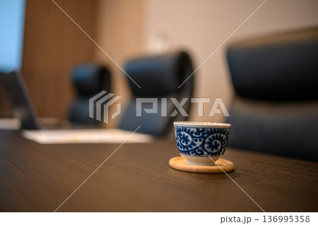 会議室の茶器と椅子 136995358