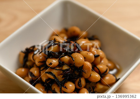 大豆とひじきの煮物 136995362