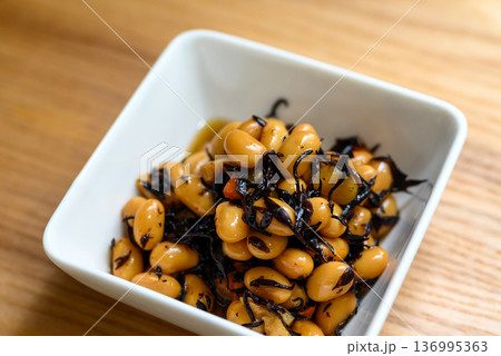 豆とひじきの煮物 136995363