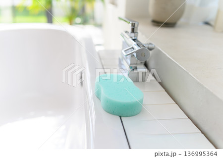 バスルームのスポンジと蛇口 136995364
