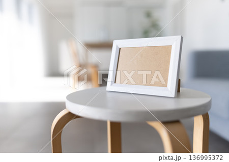 白い額縁と椅子 136995372