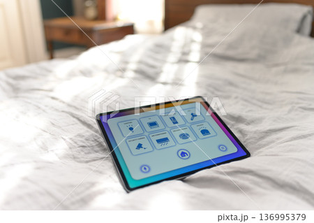 ベッド上のスマートホームタブレット ベッド上のスマートホームタブレット 136995379