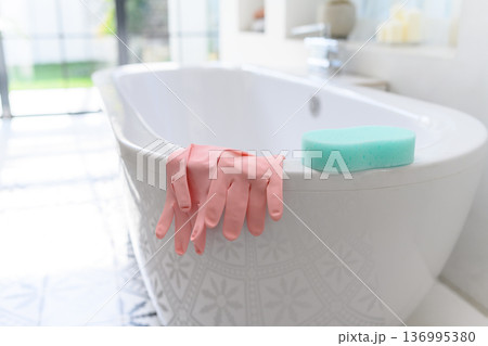 浴室の掃除道具 136995380