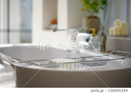 浴室の清潔用品 浴室の清潔用品 136995384