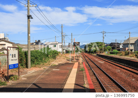 山口県下関市のJR西日本安岡駅プラットホームと線路 136995750