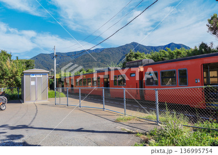 山口県下関市のJR西日本山陰本線の福江駅と列車 136995754