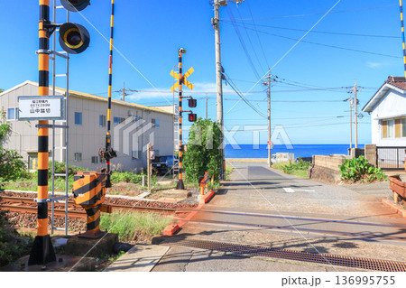 山口県下関市のJR西日本福江駅そばの踏切と海が見える光景 山口県下関市のJR西日本福江駅そばの踏切と海が見える光景 136995755