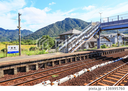 山口県下関市のJR西日本吉見駅線路とホーム 山口県下関市のJR西日本吉見駅線路とホーム 136995760