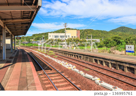 山口県下関市のJR西日本吉見駅線路とホーム 136995761