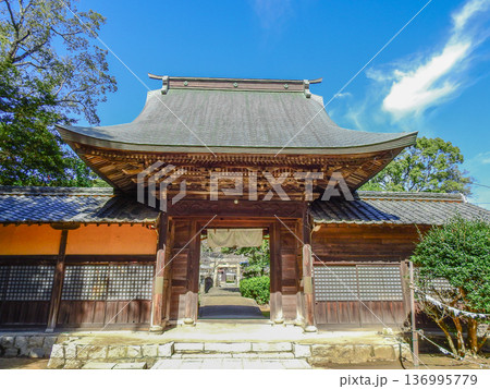 山口県下関市の長門国三の宮杜屋神社楼門 136995779