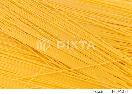 Raw spaghetti texture background, dry spagetti pattern, long wheat noodles banner Raw spaghetti texture background, dry spagetti pattern, long wheat noodles banner 136995851