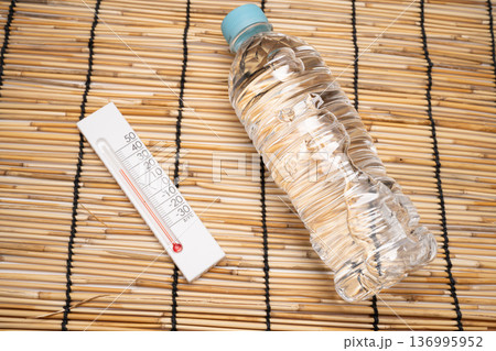 暑さ対策を表現した静物写真 136995952