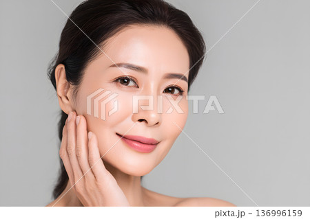 美しい横顔の女性ポートレート。美容整形とフェイスラインの美しさを表現したビジュアル 136996159