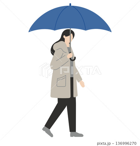 フーディーを着て傘をさしている女性 136996270