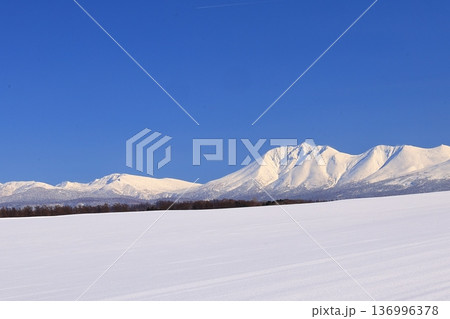 春の青空と雪に覆われた大地 大雪山連峰オプタテシケ 春の青空と雪に覆われた大地 大雪山連峰オプタテシケ 136996378