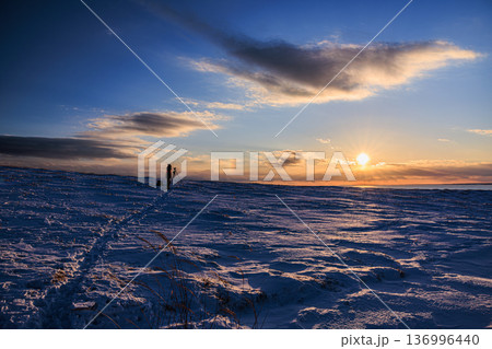 冬の落石海岸 足跡の先に佇む撮影者とドラマチックな夕焼け 冬の落石海岸 足跡の先に佇む撮影者とドラマチックな夕焼け 136996440