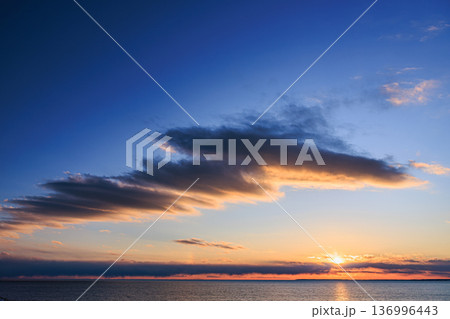 冬の落石海岸　静かな海に沈む夕陽と美しい空のグラデーション 136996443