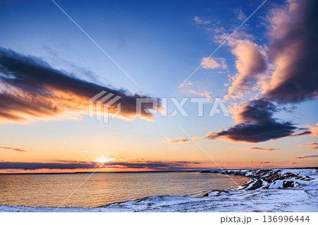 落石海岸のサンセット　広がる雲と光が織りなす幻想的な海景 136996444