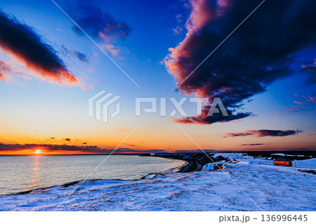 冬の落石海岸　夕焼けの海と花咲線を走る赤い列車 136996445