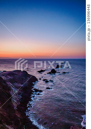 北海道・襟裳岬の朝焼けと三日月 静かな海に広がるグラデーションの空 北海道・襟裳岬の朝焼けと三日月 静かな海に広がるグラデーションの空 136996448