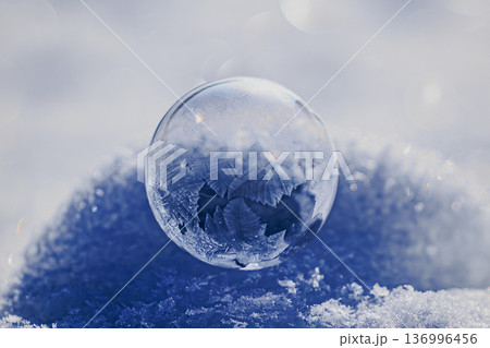 ミニマルな冬背景として使える氷玉と雪の質感 ミニマルな冬背景として使える氷玉と雪の質感 136996456