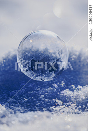 氷の結晶と雪のきらめきが織りなす幻想的な一枚 氷の結晶と雪のきらめきが織りなす幻想的な一枚 136996457
