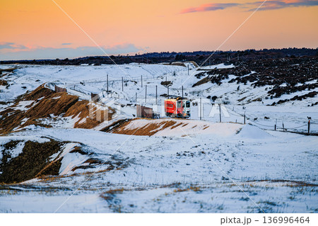 夕景に映える花咲線 エゾシカとともに走る北海道・落石海岸の冬 夕景に映える花咲線 エゾシカとともに走る北海道・落石海岸の冬 136996464